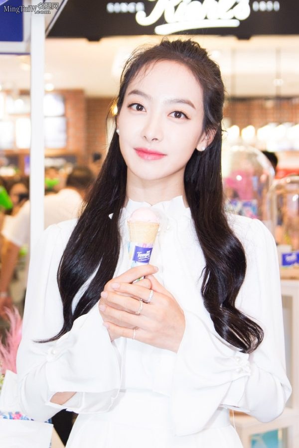 美女宋茜长腿代言得宝纸巾(6/14)
