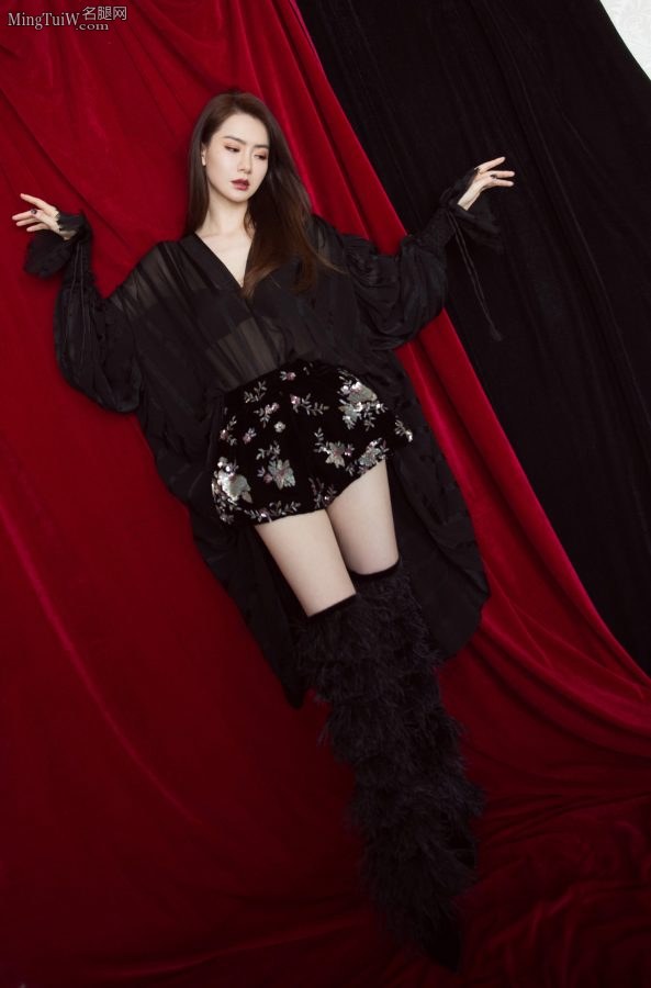 Qi Wei with beautiful legs wears furry boots and a transparent top(1/10)
