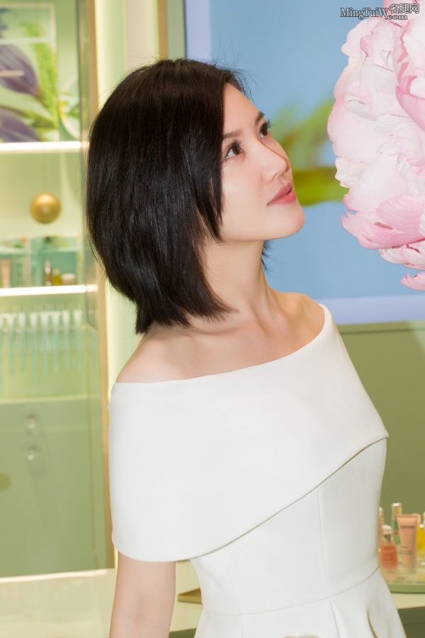 气质美女杨子姗脚踩纯白色尖头高跟鞋(6/9)