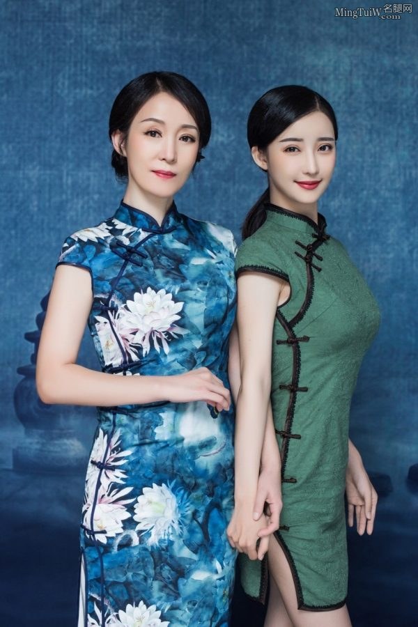 刘凡菲和妈妈穿旗袍显示优美身段更像一对姐妹花(3/9)
