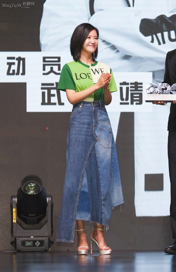 Refreshing actress Yang Zishan's white cool high-heeled feet(4/7)