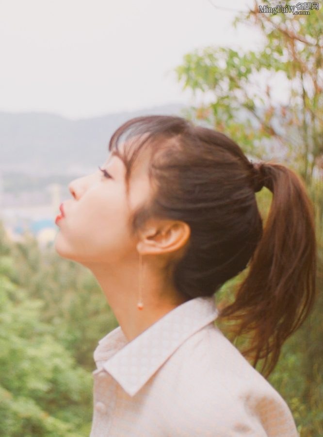 小姐姐宣璐露白玉腿平板鞋爬山(9/9)