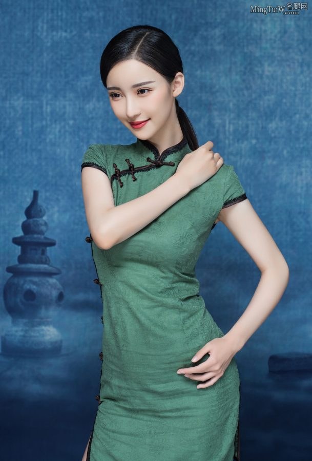 刘凡菲和妈妈穿旗袍显示优美身段更像一对姐妹花(6/9)