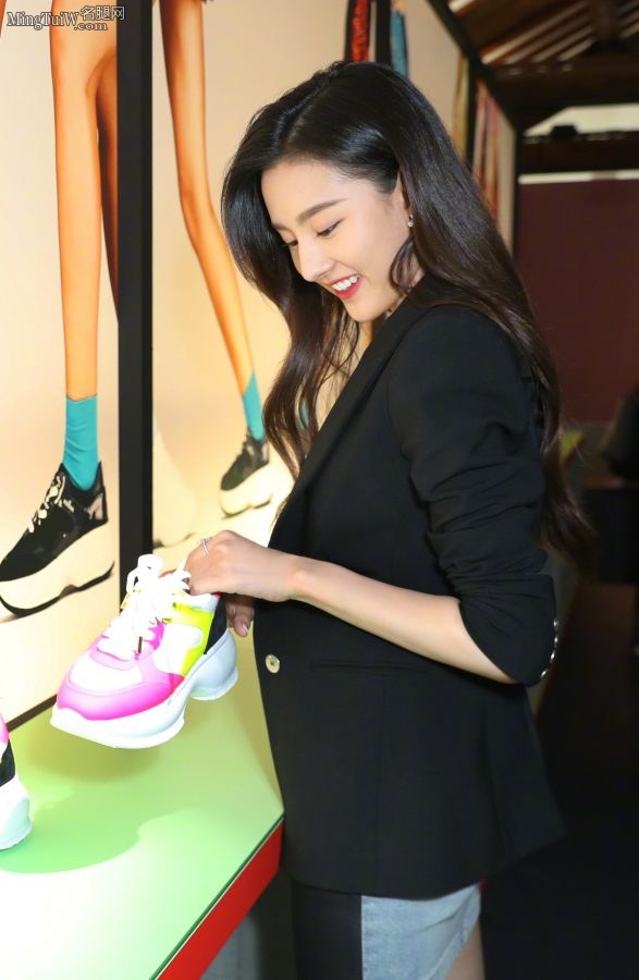 这个女孩有点酷,宋祖儿修长美腿代言运动鞋品牌(5/6)