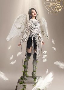 可爱的精灵张韶涵穿长靴参加土超大会