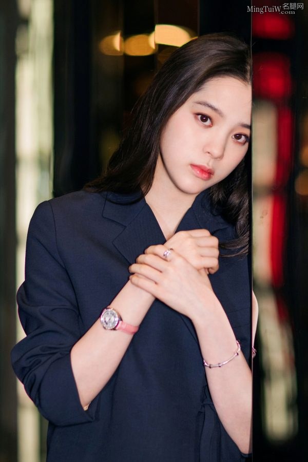 欧阳娜娜蓝色西装配短裤露纤细美腿(2/4)