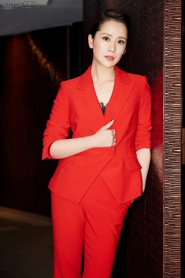 短发海清穿红色西服套装露黑色蕾丝,脚踩白色细高跟鞋显气质(9/9)