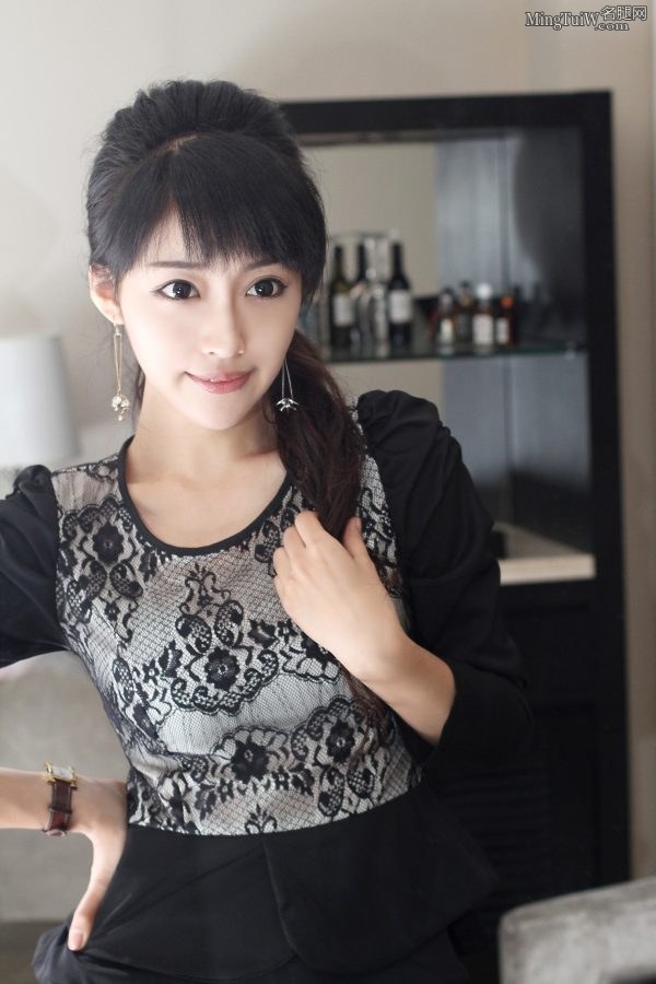 刘凡菲的黑色丝袜美腿很舒服的一套图(6/10)