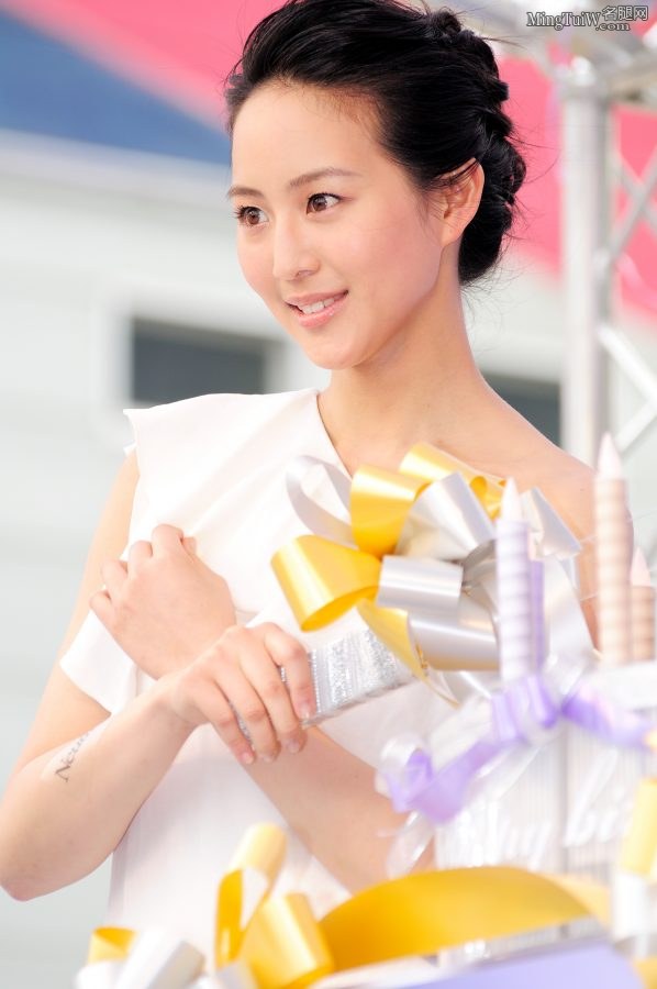 高挑的张钧甯有一双细嫩的长腿不愧是“第一气质美女”(11/14)