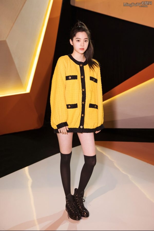 2000年出生的小美女欧阳娜娜黑色筒袜美腿(5/9)