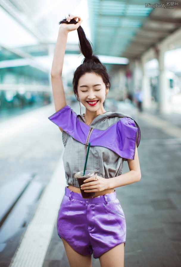 巴拉巴拉长腿小仙女宣璐用嘴吸吸管的表情很诱人(2/9)