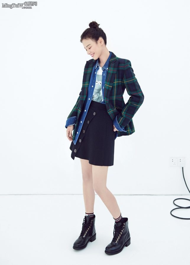 Ma Sichun took a photo and showed that her white legs are very comfortable(1/2)
