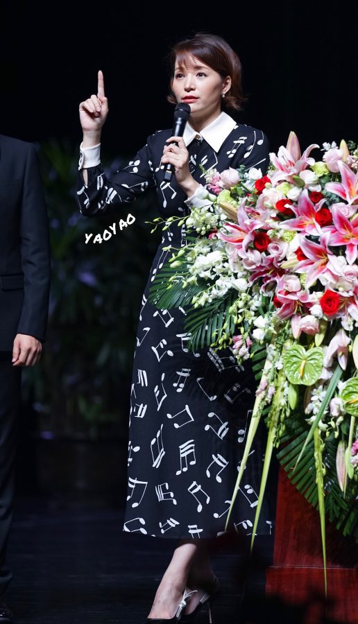 董卿现身活动现场踩高跟鞋秀玉脚背(15/22)