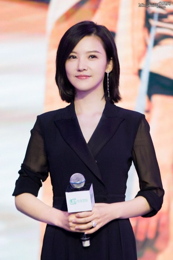 杨子姗脚踩高跟鞋喜欢她的足弓(6/15)
