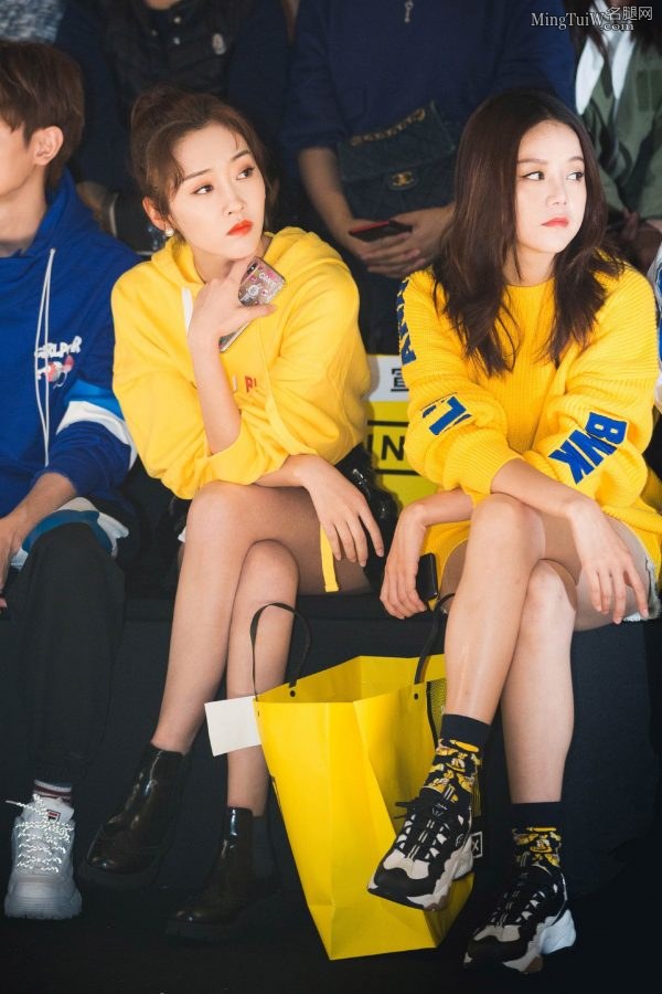 Xuan Lu and Tu Hua cross their slender legs to watch the show(5/10)