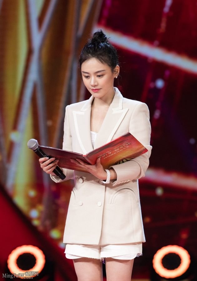 气质清新的美女马思纯演讲露长腿(2/3)