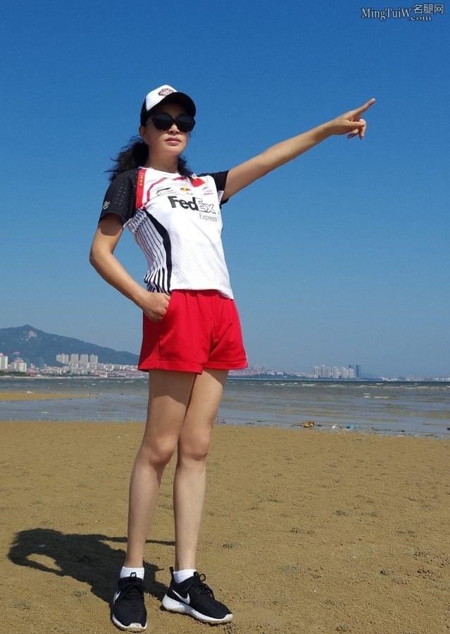 老女人刘晓庆海边短裤长腿(1/3)
