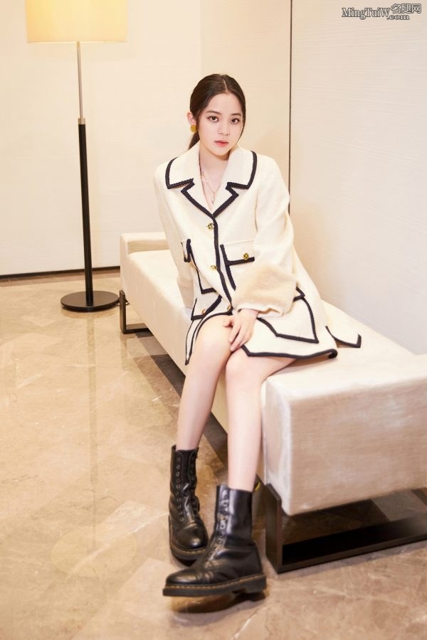 Ouyang Nana wears elegant retro style in short skirt and beautiful legs(3/9)