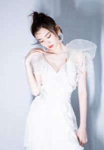 白雪公主唐艺昕沟沟微露