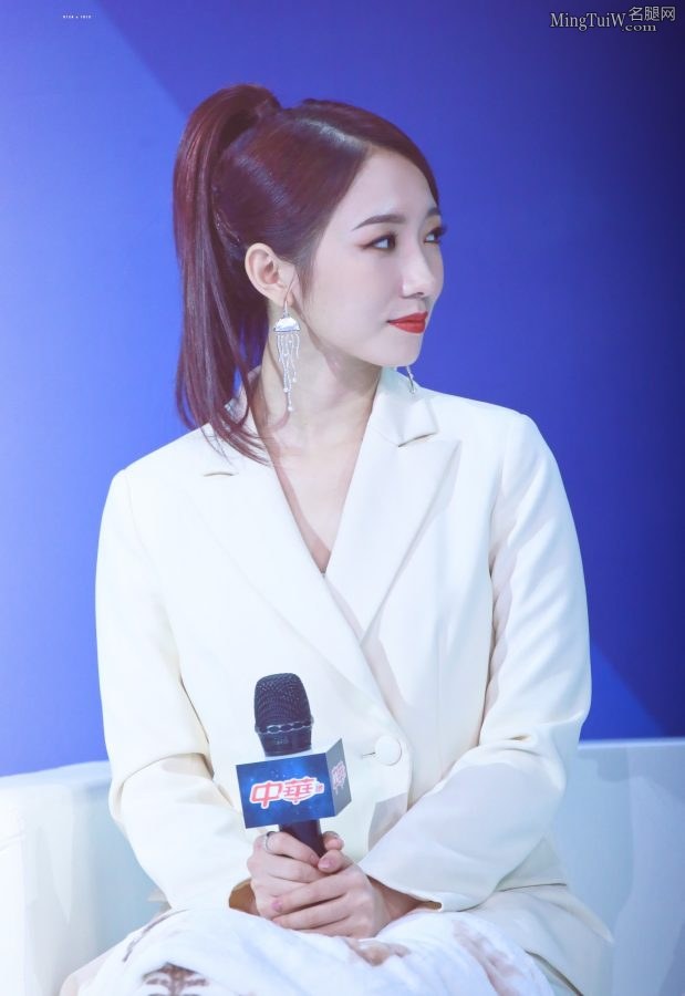 孟美岐的玉腿高跟赶在用毯子盖住腿之前照了两张(5/9)