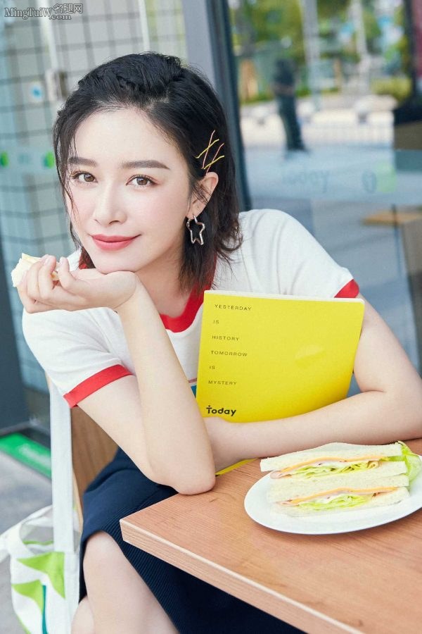 在便利店购物的美腿女星阚清子(5/7)