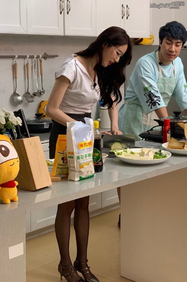 这个节目有看头轩子巨二兔穿尖头高跟鞋黑丝给你做饭(3/6)