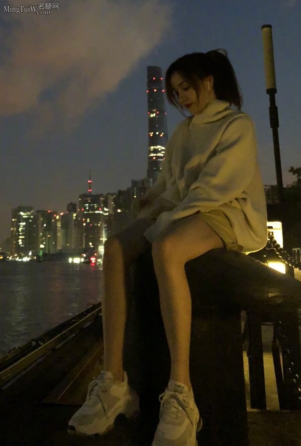 周二珂晚上在河边秀腿(2/5)