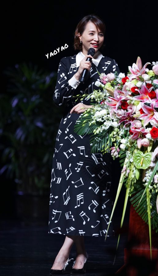 董卿现身活动现场踩高跟鞋秀玉脚背(14/22)