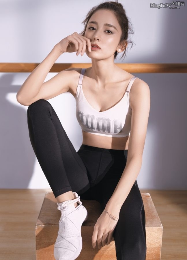 大美女古力娜扎吊带运动背心加紧身裤(4/4)