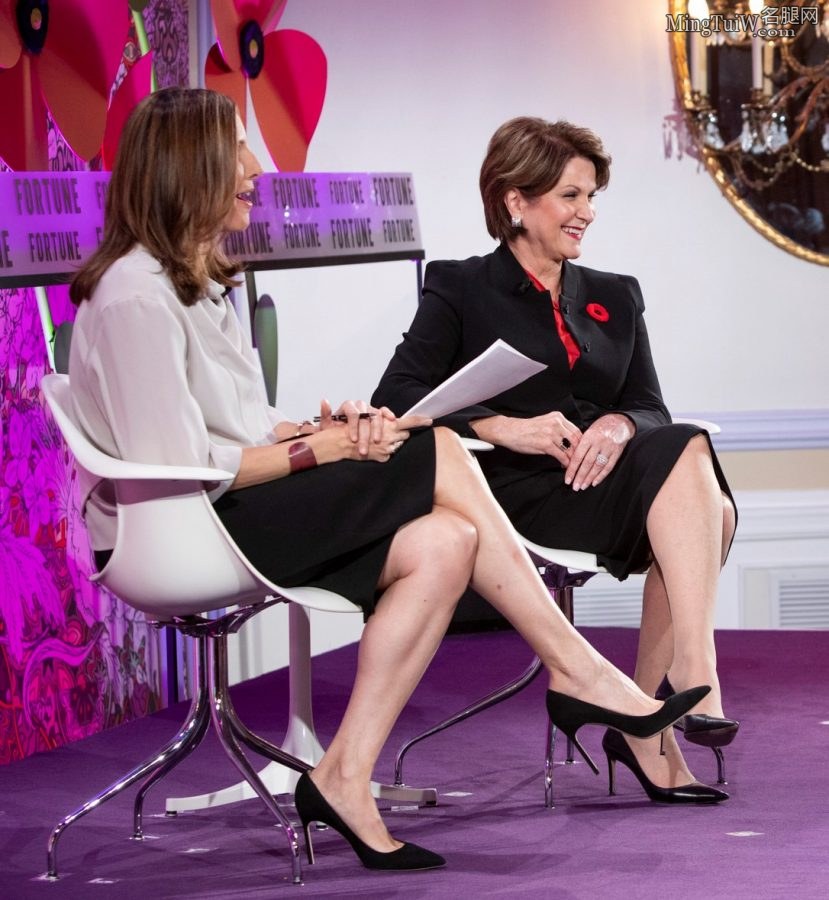 Leigh Gallagher踩细高跟采访穿了丝袜的Marillyn Hewson(8/14)