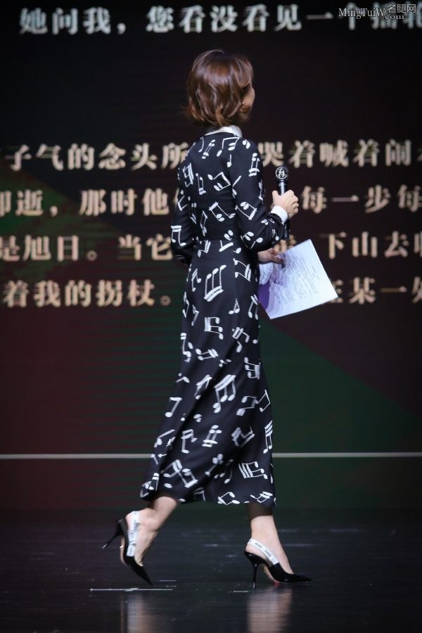 董卿高跟鞋玉脚背现在穿的太保守(3/13)