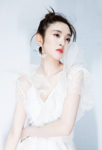 白雪公主唐艺昕沟沟微露