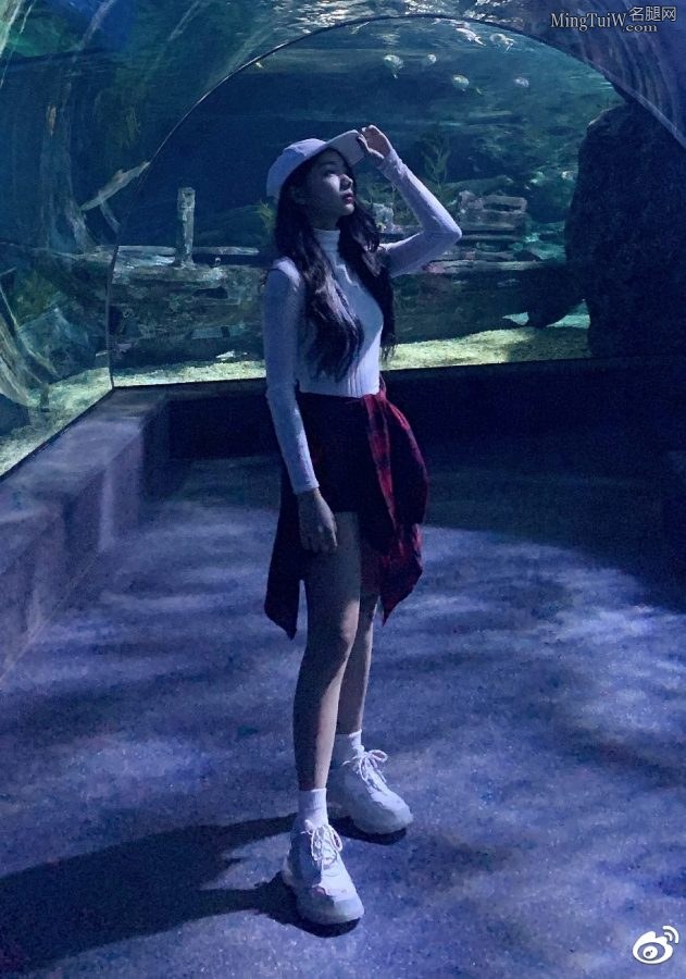 火箭少女李紫婷在海洋馆秀光滑的美腿(4/4)