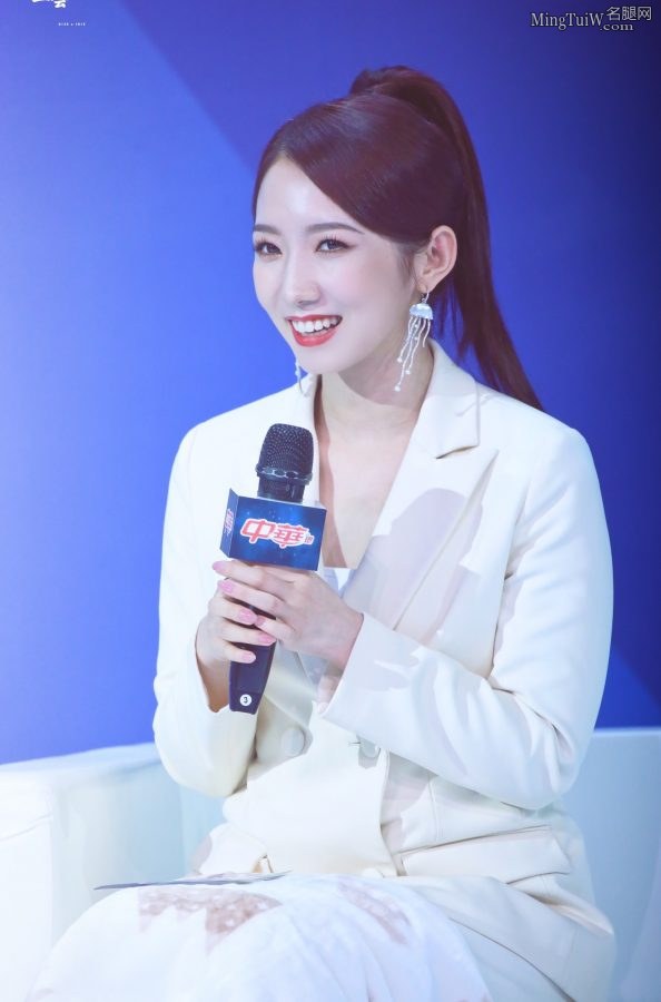 孟美岐的玉腿高跟赶在用毯子盖住腿之前照了两张(4/9)
