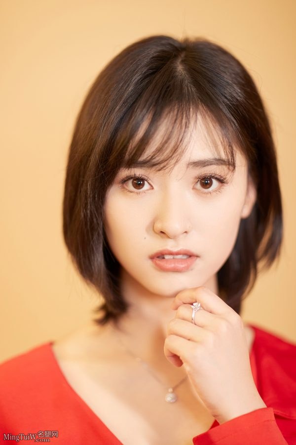 97年演员沈月可爱秀玉腿美足登台(5/8)