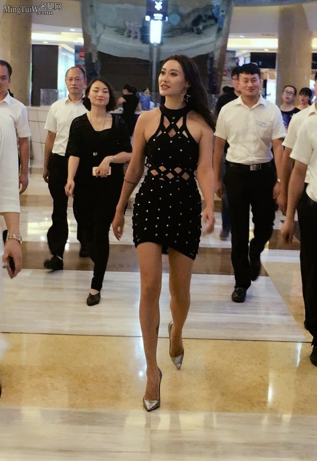 天生御姐范儿爱戴长腿踩细高跟鞋捞金(2/5)