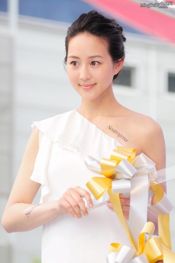 高挑的张钧甯有一双细嫩的长腿不愧是“第一气质美女”(6/14)