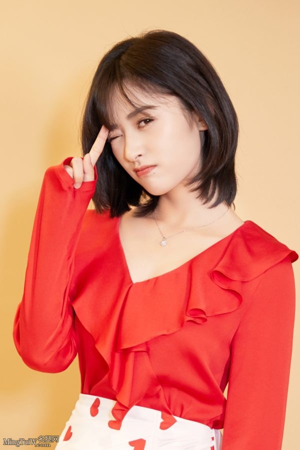 97年演员沈月可爱秀玉腿美足登台(4/8)