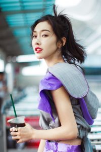 巴拉巴拉长腿小仙女宣璐用嘴吸吸管的表情很诱人