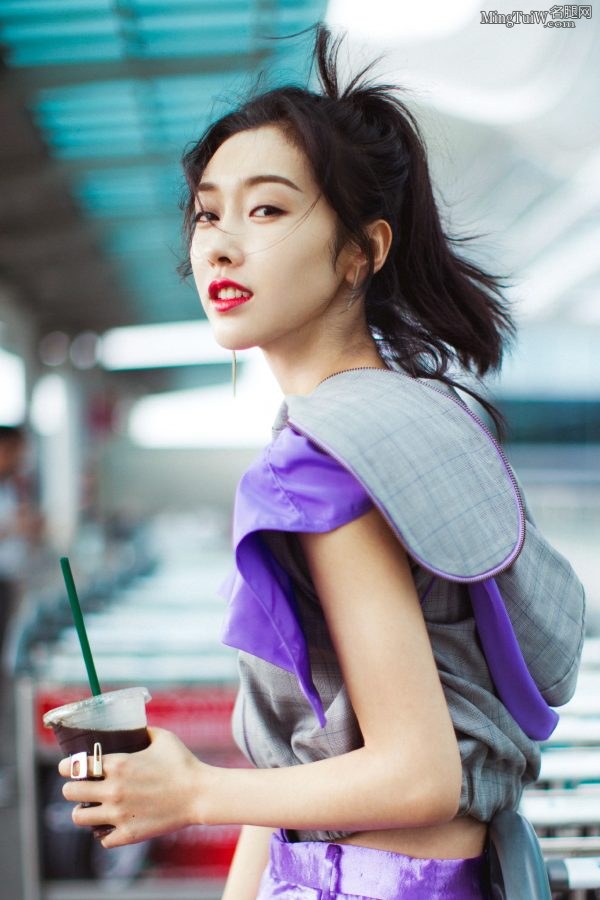 巴拉巴拉长腿小仙女宣璐用嘴吸吸管的表情很诱人(8/9)