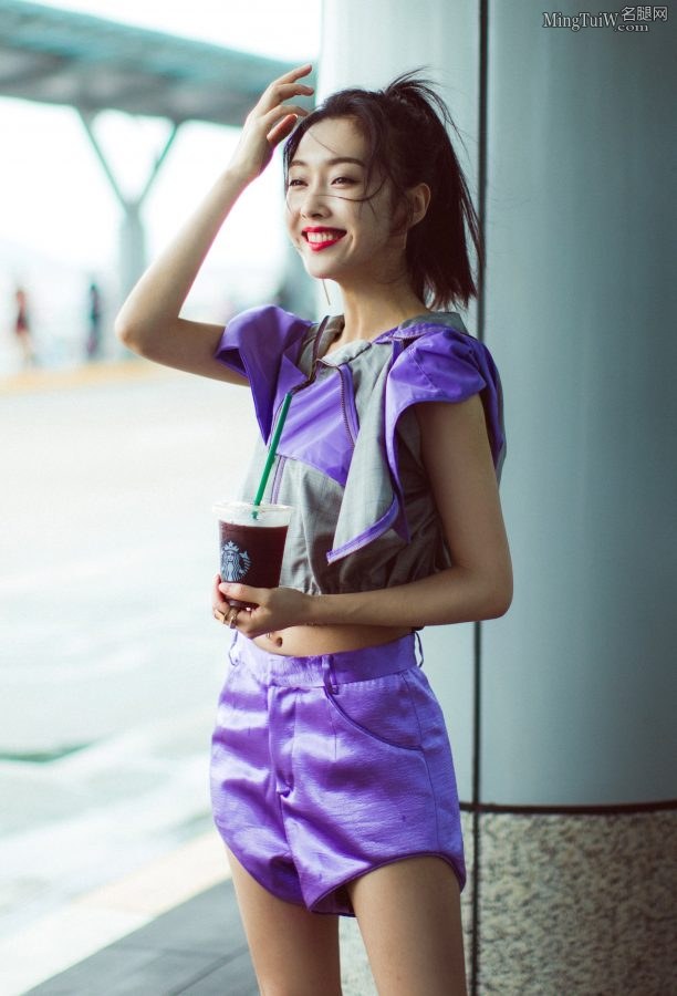 巴拉巴拉长腿小仙女宣璐用嘴吸吸管的表情很诱人(5/9)
