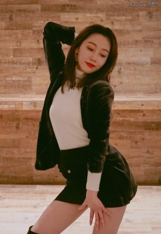 宣璐穿长靴翘二郎腿小身材好看(2/8)