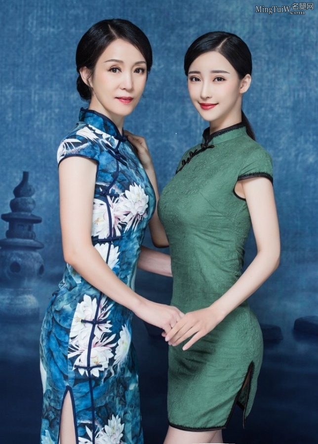刘凡菲和妈妈穿旗袍显示优美身段更像一对姐妹花（第5张/共9张）