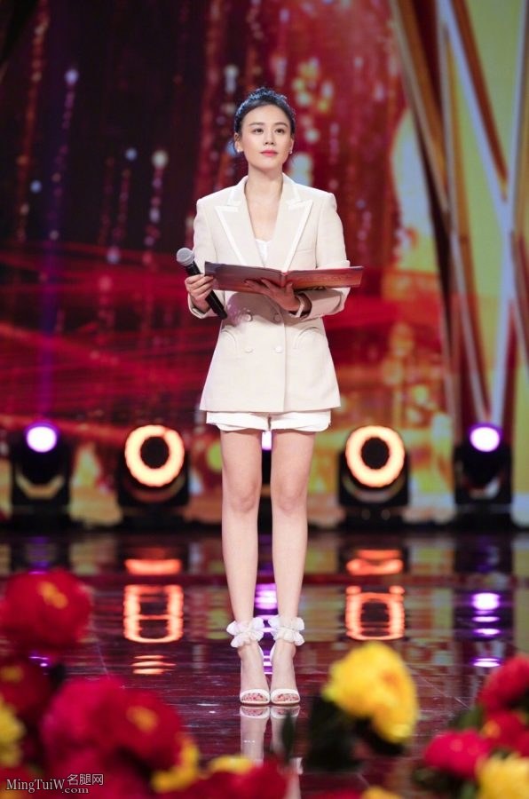 气质清新的美女马思纯演讲露长腿(1/3)