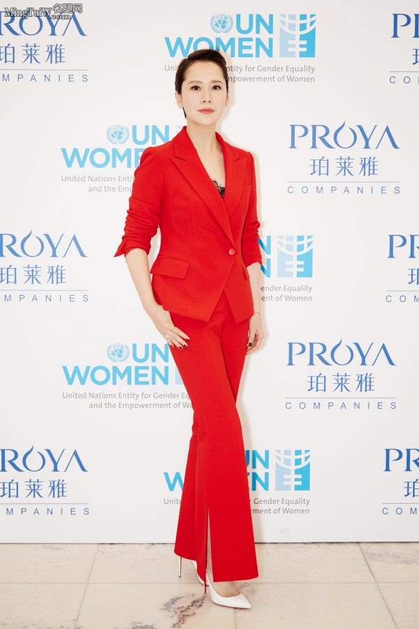 短发海清穿红色西服套装露黑色蕾丝,脚踩白色细高跟鞋显气质(1/9)
