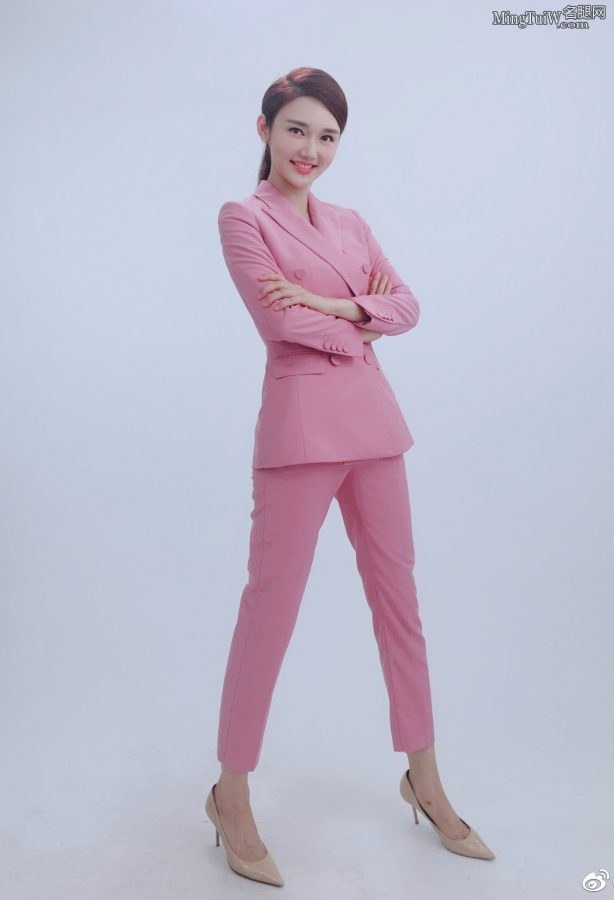 龙洋穿粉色西服套装细高跟鞋上节目前先拍照（第2张/共4张）