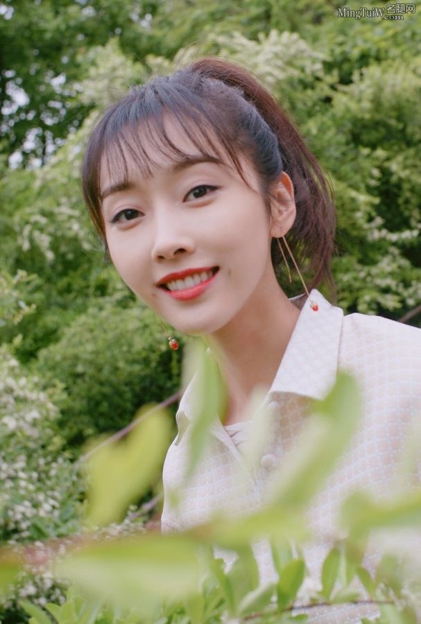 小姐姐宣璐露白玉腿平板鞋爬山(7/9)