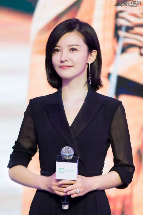 杨子姗脚踩高跟鞋喜欢她的足弓(5/15)