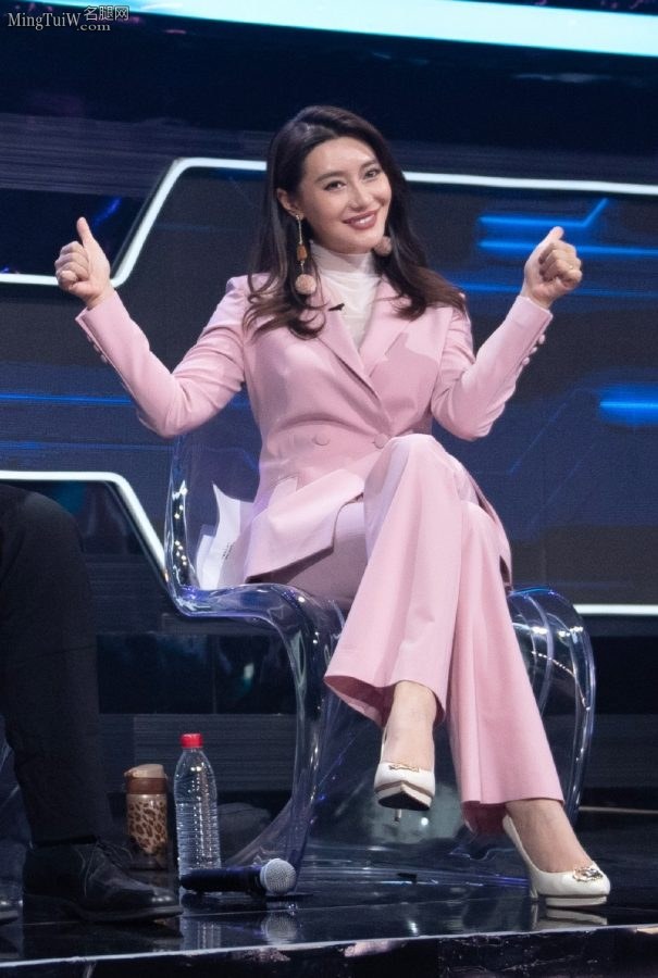爱戴西装高跟鞋主要看脚背4(8/10)