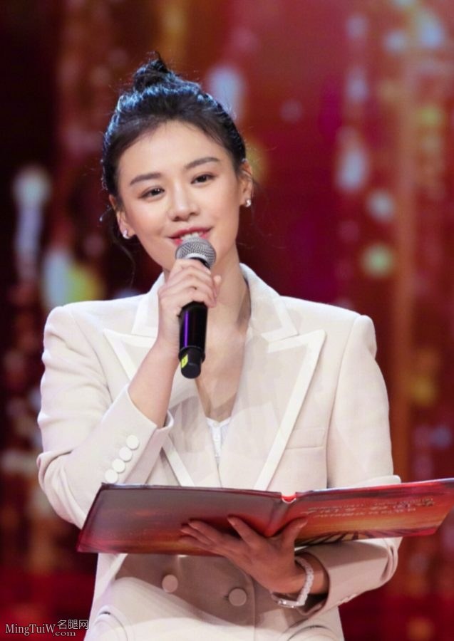 气质清新的美女马思纯演讲露长腿(3/3)
